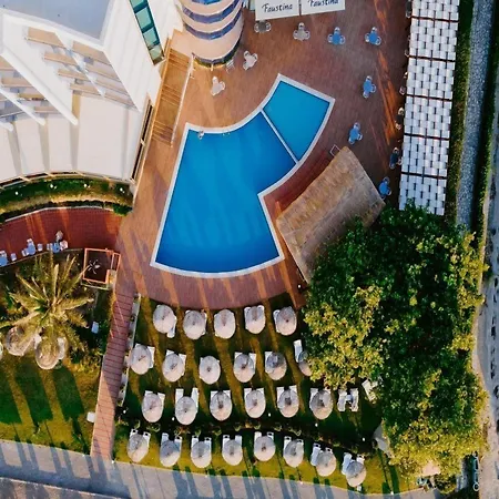 酒店 Faustina & 4*