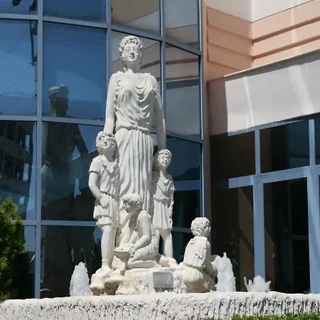 Faustina & מלון 4*